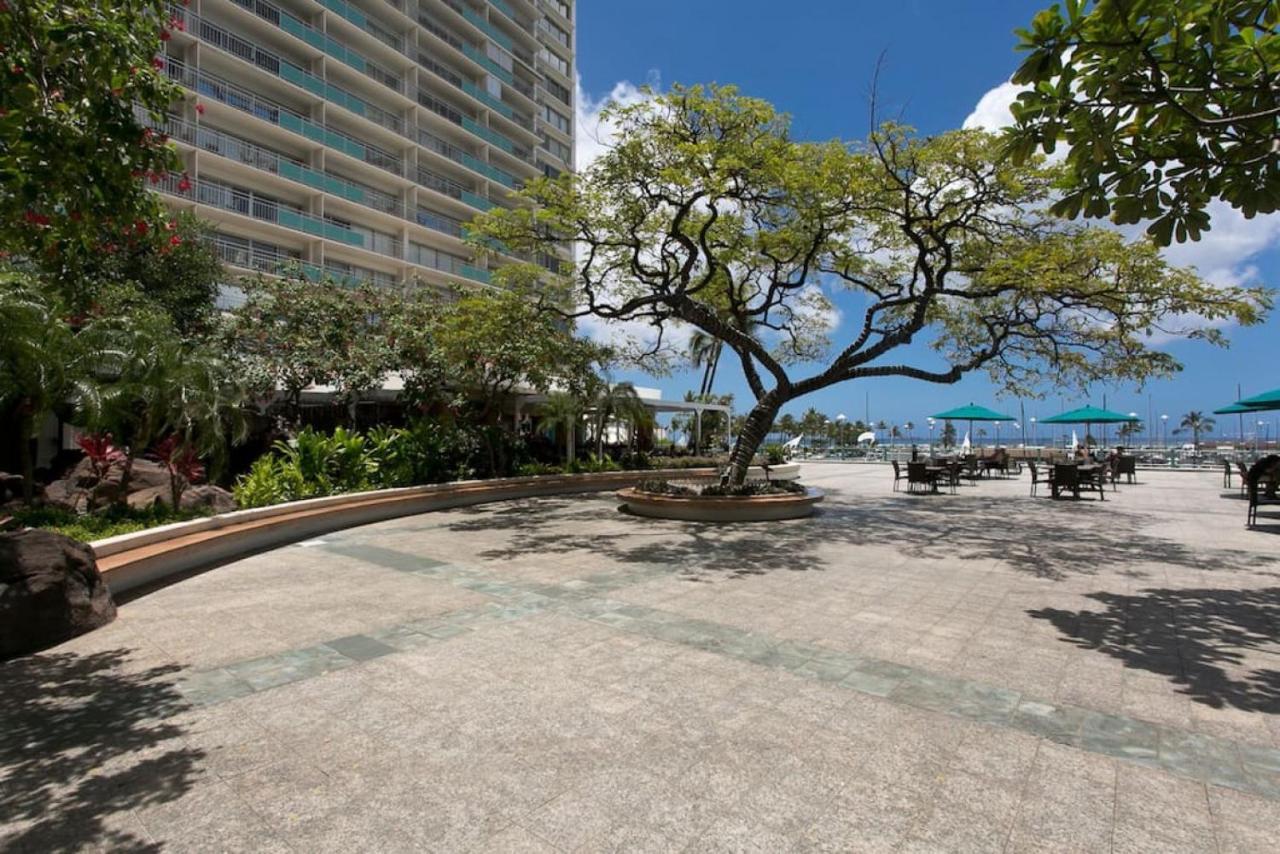 Ilikai Apt 302 - Spacious Studio With Stunning Ocean & Harbor Views Honolulu Extérieur photo